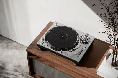 Technics SL-1200GR2ES_PACK Technics SL-1200GR2 gramofon z napędem bezpośrednim + wkładka gramofonowa (wysoka czułość, precyzyjne obroty, aktywna redukcja szumów), srebrny 13 Technics SL-1200GR2ES_PACK 1 technics turntable SL 1200GR2 lifestylebild v004 1