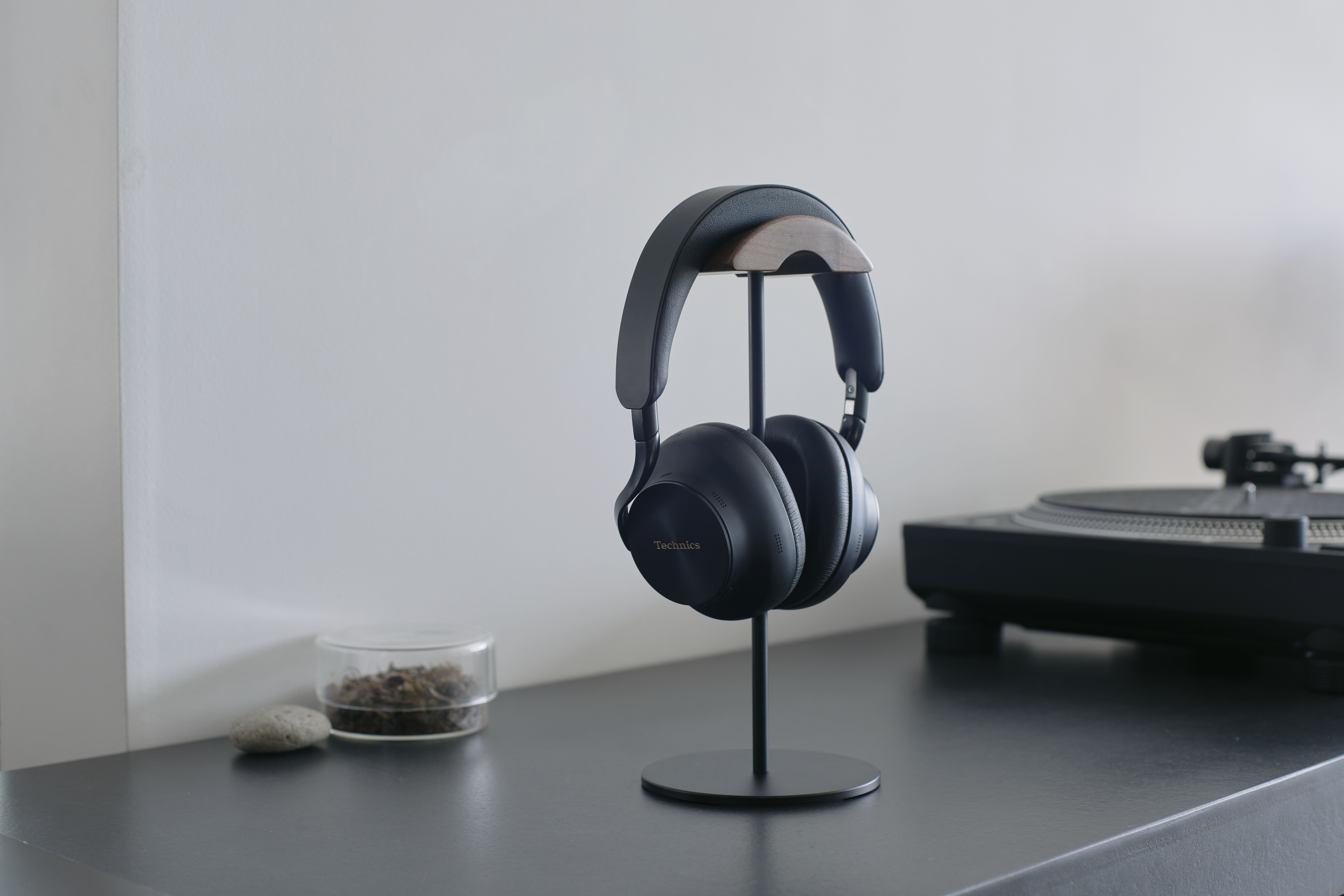 Technics EAH-A1000E-S Technics EAH-A1000 bezprzewodowe słuchawki z adaptacyjną redukcją szumów ANC (parowanie wielopunktowe Bluetooth, LDAC, do 45H pracy z ANC), srebrne 40 Słuchawki nauszne marki Technics wyeksponowane na stojaku.
